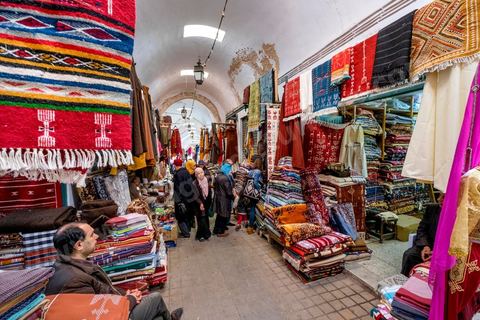 Souk de la medina de Sfax, la seconde ville du pays et capitale du sud. Grande ville portuaire et industrielle, mais aussi culturelle avec ses remparts, sa medina, ses nombreux monuments historiques et ses musées. 