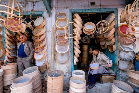 Artisan fabricant de tamis dans la medina Sfax, la seconde ville du pays et capitale du sud. Grande ville portuaire et industrielle, mais aussi culturelle avec ses remparts, sa medina, ses nombreux monuments historiques et ses musées. 