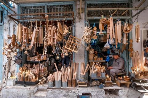 Artisan fabricant des onjets en bois dans la medina de Sfax, la seconde ville du pays et capitale du sud. Grande ville portuaire et industrielle, mais aussi culturelle avec ses remparts, sa medina, ses nombreux monuments historiques et ses musées. 