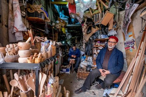 Artisan fabricant des onjets en bois dans la medina de Sfax, la seconde ville du pays et capitale du sud. Grande ville portuaire et industrielle, mais aussi culturelle avec ses remparts, sa medina, ses nombreux monuments historiques et ses musées. 