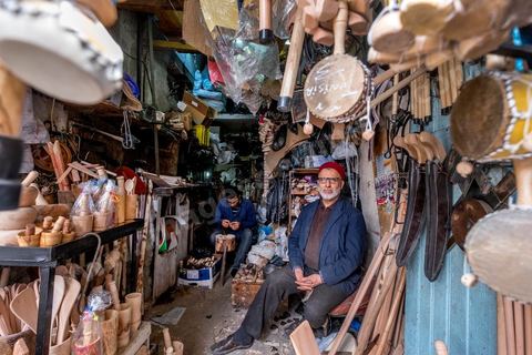 Artisan fabricant des onjets en bois dans la medina de Sfax, la seconde ville du pays et capitale du sud. Grande ville portuaire et industrielle, mais aussi culturelle avec ses remparts, sa medina, ses nombreux monuments historiques et ses musées. 