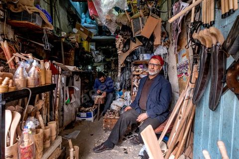 Artisan fabricant des onjets en bois dans la medina de Sfax, la seconde ville du pays et capitale du sud. Grande ville portuaire et industrielle, mais aussi culturelle avec ses remparts, sa medina, ses nombreux monuments historiques et ses musées. 
