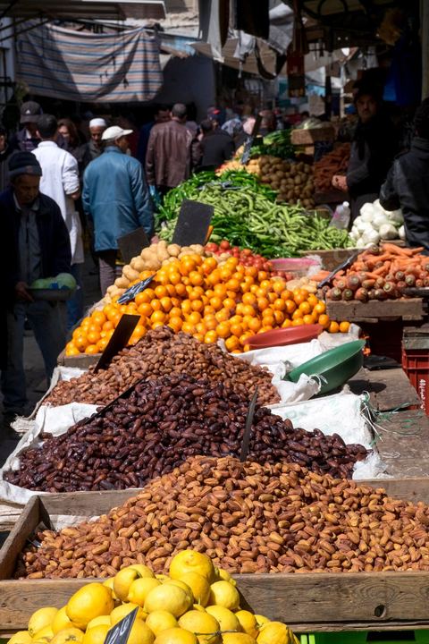 Marché dans la medina de Sfax, la seconde ville du pays et capitale du sud. Grande ville portuaire et industrielle, mais aussi culturelle avec ses remparts, sa medina, ses nombreux monuments historiques et ses musées. 