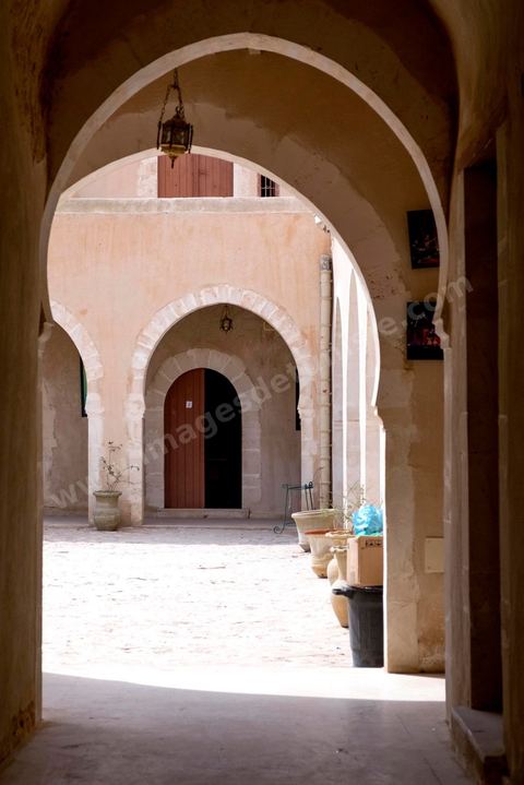 Foundouk des forgerons dans la medina Sfax, la seconde ville du pays et capitale du sud. Grande ville portuaire et industrielle, mais aussi culturelle avec ses remparts, sa medina, ses nombreux monuments historiques et ses musées. 