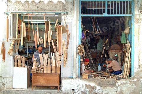 Artisans du bois dans la medina de Sfax