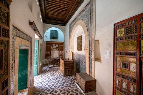 Le Dar Jallouli musée d'arts et Traditions populaires dans la medina de Sfax, la seconde ville du pays et capitale du sud. Grande ville portuaire et industrielle, mais aussi culturelle avec ses remparts, sa medina, ses nombreux monuments historiques et ses musées. 