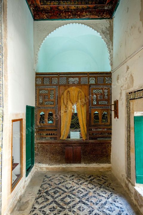 Le Dar Jallouli musée d'arts et Traditions populaires dans la medina de Sfax, la seconde ville du pays et capitale du sud. Grande ville portuaire et industrielle, mais aussi culturelle avec ses remparts, sa medina, ses nombreux monuments historiques et ses musées. 