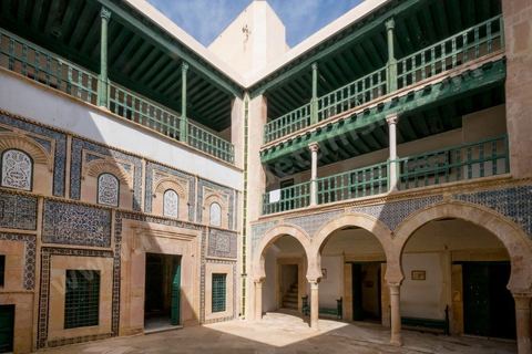 Le Dar Jallouli musée d'arts et Traditions populaires dans la medina de Sfax, la seconde ville du pays et capitale du sud. Grande ville portuaire et industrielle, mais aussi culturelle avec ses remparts, sa medina, ses nombreux monuments historiques et ses musées. 