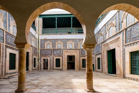 Le Dar Jallouli musée d'arts et Traditions populaires dans la medina de Sfax, la seconde ville du pays et capitale du sud. Grande ville portuaire et industrielle, mais aussi culturelle avec ses remparts, sa medina, ses nombreux monuments historiques et ses musées. 