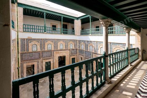 Le Dar Jallouli musée d'arts et Traditions populaires dans la medina de Sfax, la seconde ville du pays et capitale du sud. Grande ville portuaire et industrielle, mais aussi culturelle avec ses remparts, sa medina, ses nombreux monuments historiques et ses musées. 
