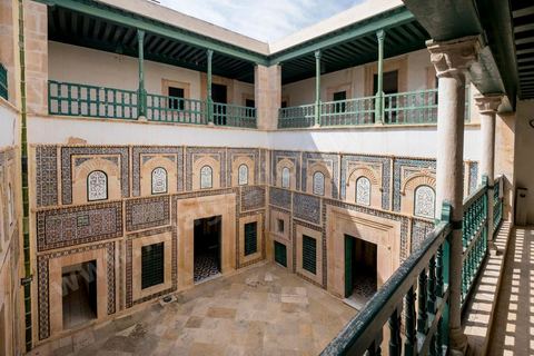 Le Dar Jallouli musée d'arts et Traditions populaires dans la medina de Sfax, la seconde ville du pays et capitale du sud. Grande ville portuaire et industrielle, mais aussi culturelle avec ses remparts, sa medina, ses nombreux monuments historiques et ses musées. 