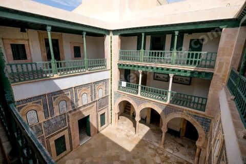 Le Dar Jallouli musée d'arts et Traditions populaires dans la medina de Sfax, la seconde ville du pays et capitale du sud. Grande ville portuaire et industrielle, mais aussi culturelle avec ses remparts, sa medina, ses nombreux monuments historiques et ses musées. 