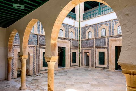 Le Dar Jallouli musée d'arts et Traditions populaires dans la medina de Sfax, la seconde ville du pays et capitale du sud. Grande ville portuaire et industrielle, mais aussi culturelle avec ses remparts, sa medina, ses nombreux monuments historiques et ses musées. 