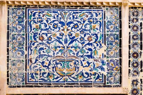 Le Dar Jallouli musée d'arts et Traditions populaires dans la medina de Sfax, la seconde ville du pays et capitale du sud. Grande ville portuaire et industrielle, mais aussi culturelle avec ses remparts, sa medina, ses nombreux monuments historiques et ses musées. 