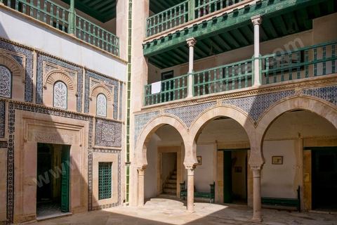 Le Dar Jallouli musée d'arts et Traditions populaires dans la medina de Sfax, la seconde ville du pays et capitale du sud. Grande ville portuaire et industrielle, mais aussi culturelle avec ses remparts, sa medina, ses nombreux monuments historiques et ses musées. 