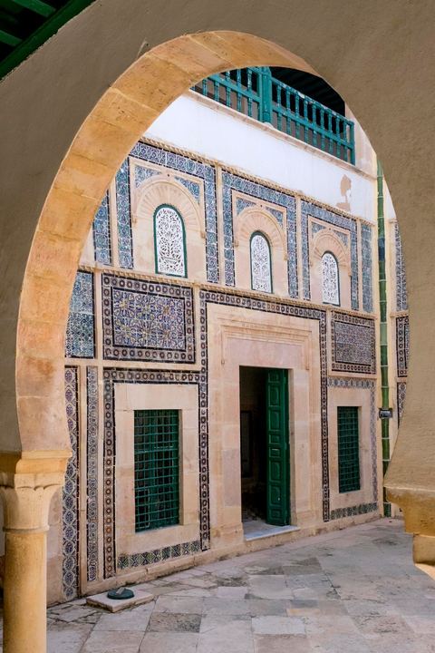 Le Dar Jallouli musée d'arts et Traditions populaires dans la medina de Sfax, la seconde ville du pays et capitale du sud. Grande ville portuaire et industrielle, mais aussi culturelle avec ses remparts, sa medina, ses nombreux monuments historiques et ses musées. 