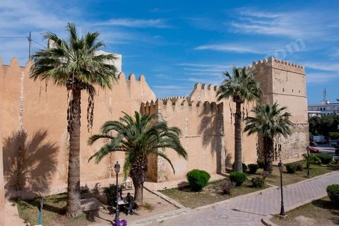 Borj en-Nar sur les remparts de la medina de Sfax, la seconde ville du pays et capitale du sud. Grande ville portuaire et industrielle, mais aussi culturelle avec ses remparts, sa medina, ses nombreux monuments historiques et ses musées. 