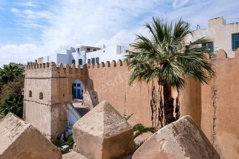 Remparts et porte de la medina de Sfax, la seconde ville du pays et capitale du sud. Grande ville portuaire et industrielle, mais aussi culturelle avec ses remparts, sa medina, ses nombreux monuments historiques et ses musées. 