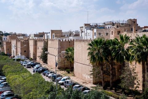 Remparts et porte de la medina de Sfax, la seconde ville du pays et capitale du sud. Grande ville portuaire et industrielle, mais aussi culturelle avec ses remparts, sa medina, ses nombreux monuments historiques et ses musées. 