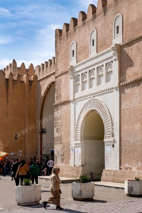 Remparts et porte de la medina de Sfax, la seconde ville du pays et capitale du sud. Grande ville portuaire et industrielle, mais aussi culturelle avec ses remparts, sa medina, ses nombreux monuments historiques et ses musées. 