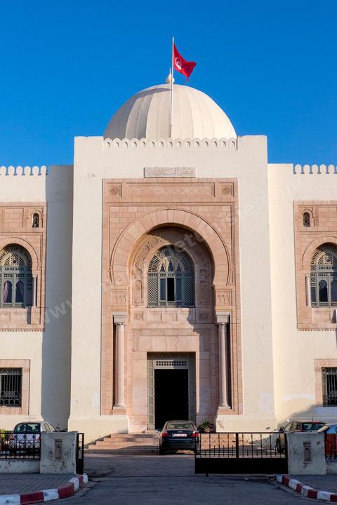 Façade la municipalité de Sfax, la seconde ville du pays et capitale du sud. Grande ville portuaire et industrielle, mais aussi culturelle avec ses remparts, sa medina, ses nombreux monuments historiques et ses musées. 