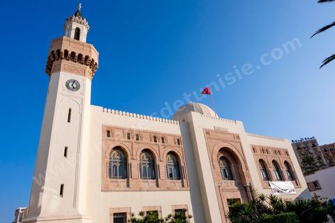 Façade la municipalité de Sfax, la seconde ville du pays et capitale du sud. Grande ville portuaire et industrielle, mais aussi culturelle avec ses remparts, sa medina, ses nombreux monuments historiques et ses musées. 