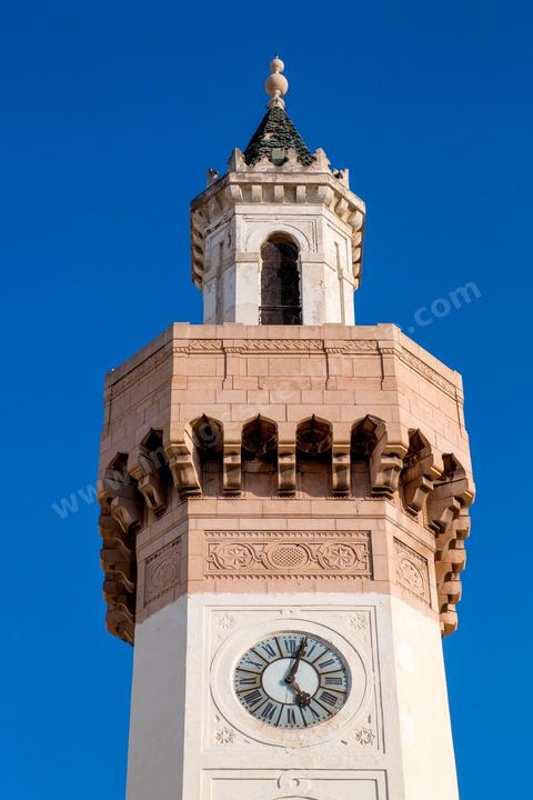 Façade la municipalité de Sfax, la seconde ville du pays et capitale du sud. Grande ville portuaire et industrielle, mais aussi culturelle avec ses remparts, sa medina, ses nombreux monuments historiques et ses musées. 
