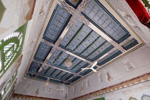 Intérieur de la municipalité de Sfax, la seconde ville du pays et capitale du sud. Grande ville portuaire et industrielle, mais aussi culturelle avec ses remparts, sa medina, ses nombreux monuments historiques et ses musées. 