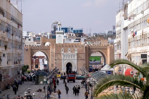 Sfax, la seconde ville du pays et capitale du sud. Grande ville portuaire et industrielle, mais aussi culturelle avec ses remparts, sa medina, ses nombreux monuments historiques et ses musées. 