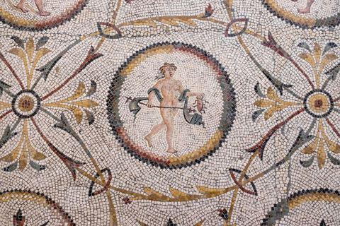 Mosaïque romaine dans le musée archéologique au coeur de la municipalité de Sfax, la seconde ville du pays et capitale du sud. Grande ville portuaire et industrielle, mais aussi culturelle avec ses remparts, sa medina, ses nombreux monuments historiques et ses musées. 