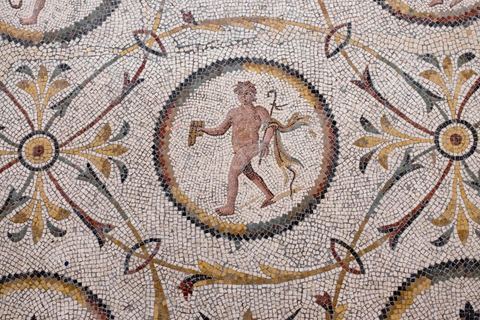 Mosaïque romaine dans le musée archéologique au coeur de la municipalité de Sfax, la seconde ville du pays et capitale du sud. Grande ville portuaire et industrielle, mais aussi culturelle avec ses remparts, sa medina, ses nombreux monuments historiques et ses musées. 