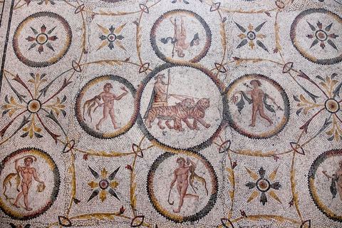 Mosaïque romaine dans le musée archéologique au coeur de la municipalité de Sfax, la seconde ville du pays et capitale du sud. Grande ville portuaire et industrielle, mais aussi culturelle avec ses remparts, sa medina, ses nombreux monuments historiques et ses musées. 
