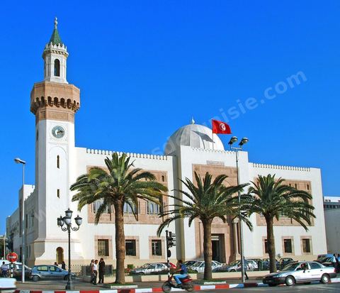 Façade la municipalité de Sfax, la seconde ville du pays et capitale du sud. Grande ville portuaire et industrielle, mais aussi culturelle avec ses remparts, sa medina, ses nombreux monuments historiques et ses musées. 