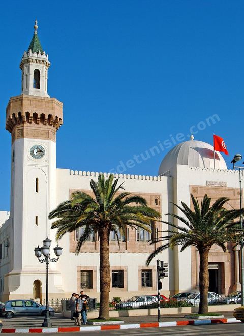 Façade la municipalité de Sfax, la seconde ville du pays et capitale du sud. Grande ville portuaire et industrielle, mais aussi culturelle avec ses remparts, sa medina, ses nombreux monuments historiques et ses musées. 