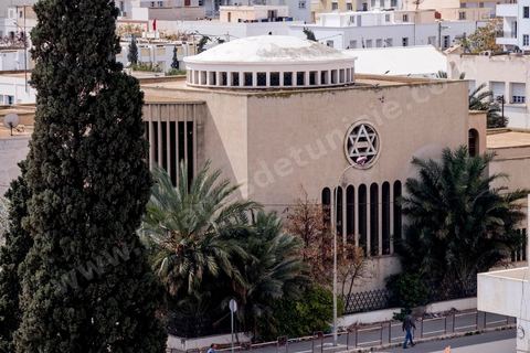 la synagogue Sfax, la seconde ville du pays et capitale du sud. Grande ville portuaire et industrielle, mais aussi culturelle avec ses remparts, sa medina, ses nombreux monuments historiques et ses musées. 