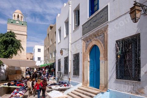 Place devant la Kasbah de Sfax, la seconde ville du pays et capitale du sud. Grande ville portuaire et industrielle, mais aussi culturelle avec ses remparts, sa medina, ses nombreux monuments historiques et ses musées. 