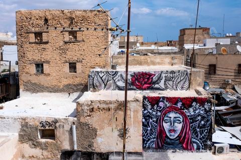 Street art sur les toits d ela medina de Sfax, la seconde ville du pays et capitale du sud. Grande ville portuaire et industrielle, mais aussi culturelle avec ses remparts, sa medina, ses nombreux monuments historiques et ses musées. 