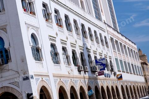 Façade immeuble dans la ville européene Sfax, la seconde ville du pays et capitale du sud. Grande ville portuaire et industrielle, mais aussi culturelle avec ses remparts, sa medina, ses nombreux monuments historiques et ses musées. 