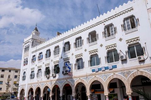 Façade immeuble dans la ville européene Sfax, la seconde ville du pays et capitale du sud. Grande ville portuaire et industrielle, mais aussi culturelle avec ses remparts, sa medina, ses nombreux monuments historiques et ses musées. 