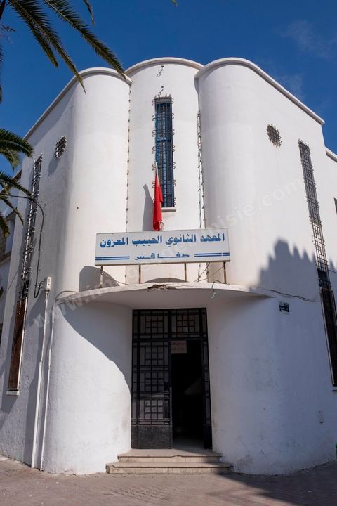 Façade immeuble dans la ville européene Sfax, la seconde ville du pays et capitale du sud. Grande ville portuaire et industrielle, mais aussi culturelle avec ses remparts, sa medina, ses nombreux monuments historiques et ses musées. 
