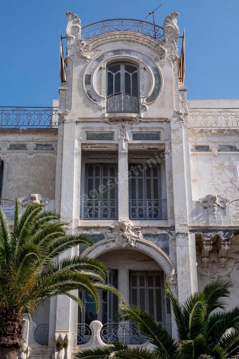 Façade immeuble dans la ville européene Sfax, la seconde ville du pays et capitale du sud. Grande ville portuaire et industrielle, mais aussi culturelle avec ses remparts, sa medina, ses nombreux monuments historiques et ses musées. 