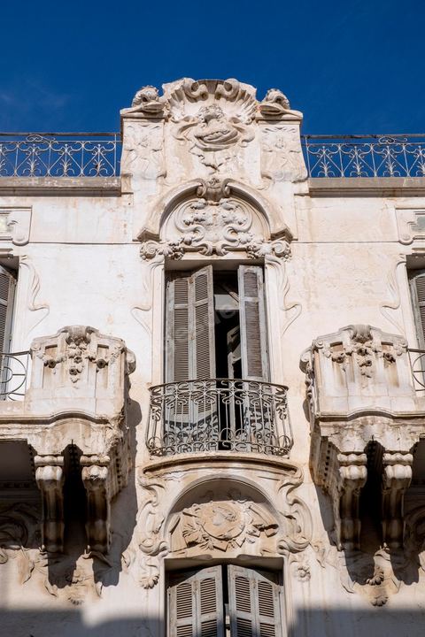 Façade immeuble dans la ville européene Sfax, la seconde ville du pays et capitale du sud. Grande ville portuaire et industrielle, mais aussi culturelle avec ses remparts, sa medina, ses nombreux monuments historiques et ses musées. 