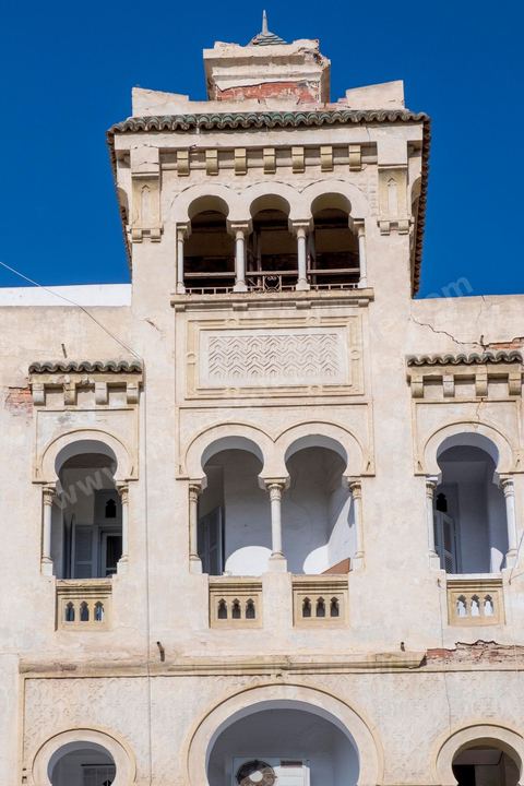 Façade immeuble dans la ville européene Sfax, la seconde ville du pays et capitale du sud. Grande ville portuaire et industrielle, mais aussi culturelle avec ses remparts, sa medina, ses nombreux monuments historiques et ses musées. 