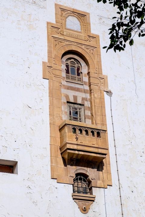 Façade immeuble dans la ville européene Sfax, la seconde ville du pays et capitale du sud. Grande ville portuaire et industrielle, mais aussi culturelle avec ses remparts, sa medina, ses nombreux monuments historiques et ses musées. 
