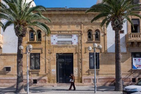 Façade immeuble dans la ville européene Sfax, la seconde ville du pays et capitale du sud. Grande ville portuaire et industrielle, mais aussi culturelle avec ses remparts, sa medina, ses nombreux monuments historiques et ses musées. 