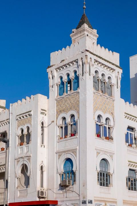 Façade immeuble dans la ville européene Sfax, la seconde ville du pays et capitale du sud. Grande ville portuaire et industrielle, mais aussi culturelle avec ses remparts, sa medina, ses nombreux monuments historiques et ses musées. 