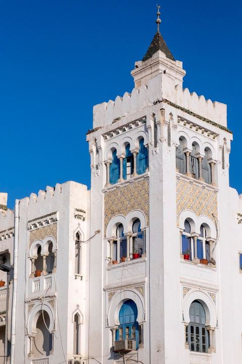 Façade immeuble dans la ville européene Sfax, la seconde ville du pays et capitale du sud. Grande ville portuaire et industrielle, mais aussi culturelle avec ses remparts, sa medina, ses nombreux monuments historiques et ses musées. 
