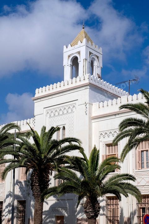 Façade immeuble dans la ville européene Sfax, la seconde ville du pays et capitale du sud. Grande ville portuaire et industrielle, mais aussi culturelle avec ses remparts, sa medina, ses nombreux monuments historiques et ses musées. 
