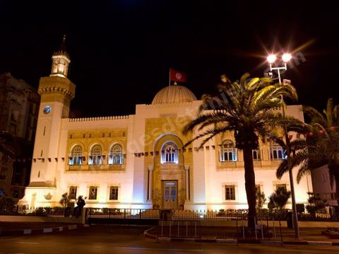 Façade la municipalité de Sfax, la seconde ville du pays et capitale du sud. Grande ville portuaire et industrielle, mais aussi culturelle avec ses remparts, sa medina, ses nombreux monuments historiques et ses musées. 