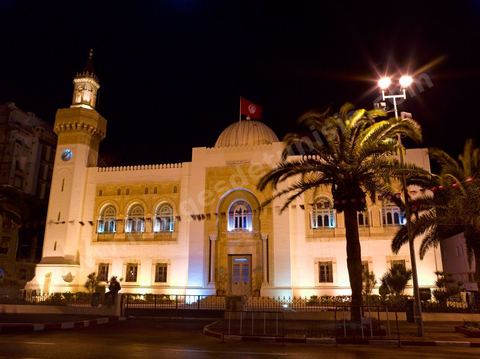 Façade la municipalité de Sfax, la seconde ville du pays et capitale du sud. Grande ville portuaire et industrielle, mais aussi culturelle avec ses remparts, sa medina, ses nombreux monuments historiques et ses musées. 
